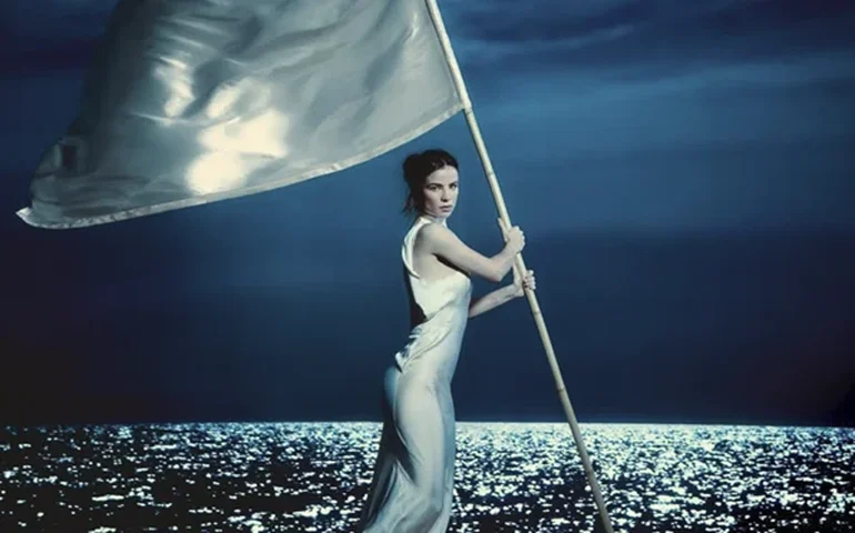 Giulia Be lança EP em espanhol com faixa sobre fim de amizade