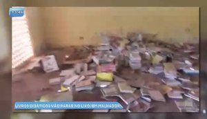 Livros didáticos no lixo