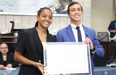Geyse Ferreira recebe Comenda Marta Vieira em reconhecimento à carreira no futebol