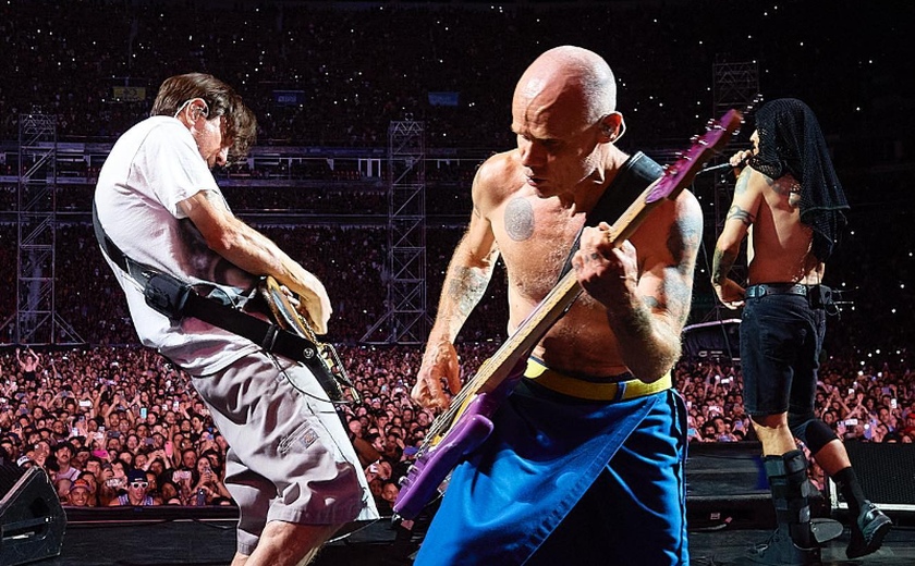 Red Hot Chili Peppers ostenta técnica, mas cai na armadilha do costume em show curto em SP