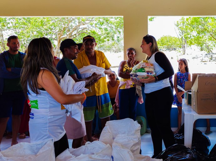 Conasa Águas do Sertão, rede Accor e Telesil levam solidariedade a famílias de São José da Tapera