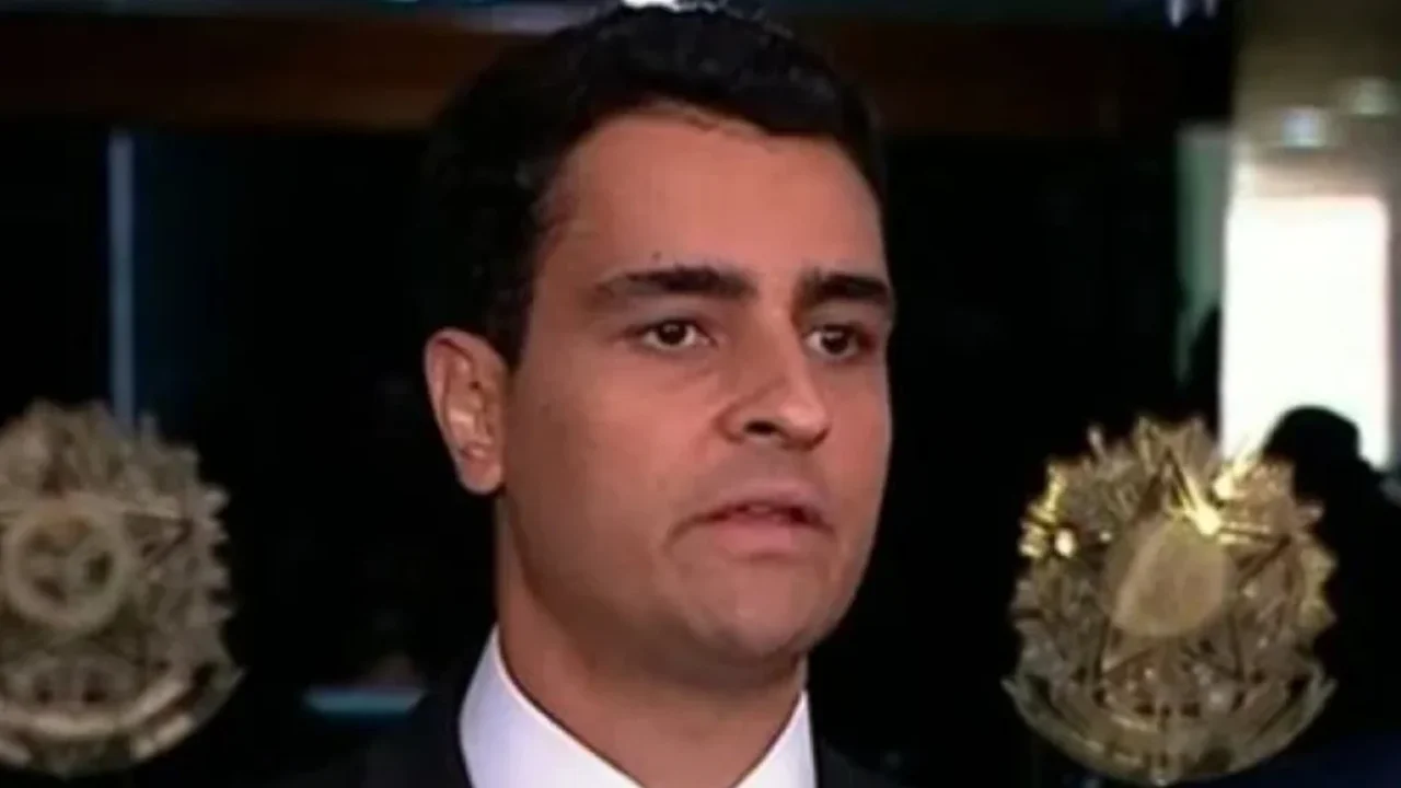 JHC tenta barrar na Justiça pesquisa que mostra relação com Bolsonaro