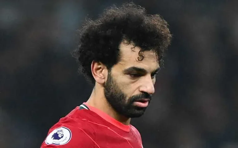 Slot revela insatisfação de Salah com reserva no Liverpool, mas aposta em retomada do atacante