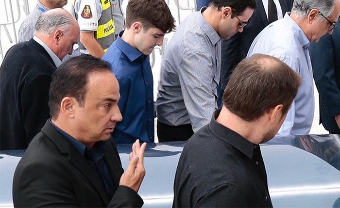 João Augusto, filho de Gugu Liberato, carrega o caixão do apresentador João Augusto, filho de Gugu Liberato, carrega o caixão do apresentador