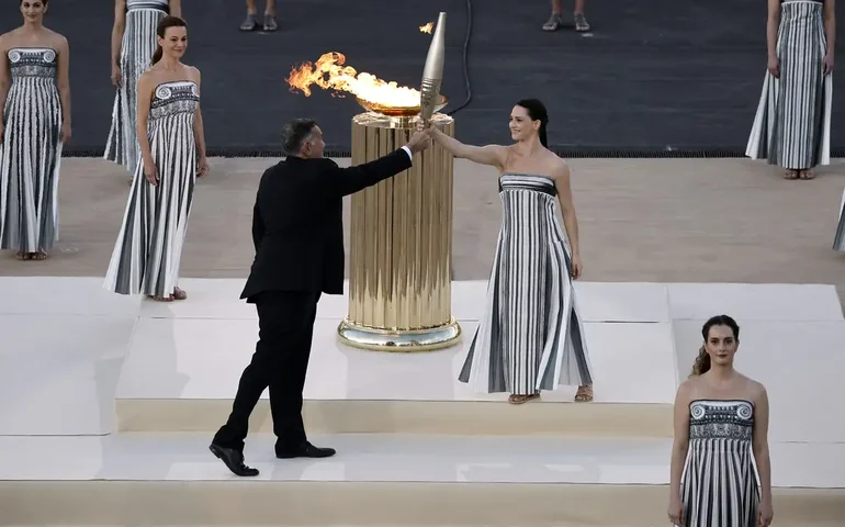 Grécia entrega chama olímpica aos organizadores dos Jogos Olímpicos de Paris; vídeo