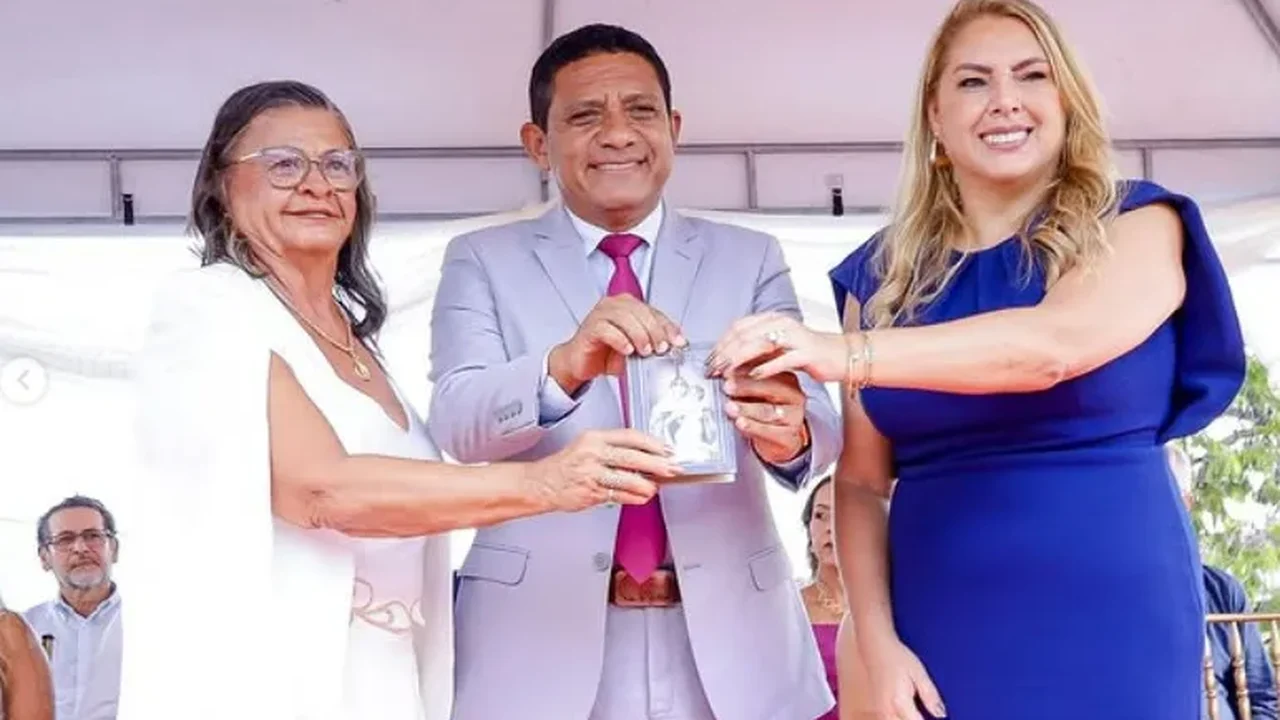 Ex-prefeitos que elegeram sucessores se mantêm perto do cargo e Poder
