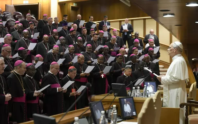 Papa Leão XIV pede 'atenção a desafios globais' a novos bispos