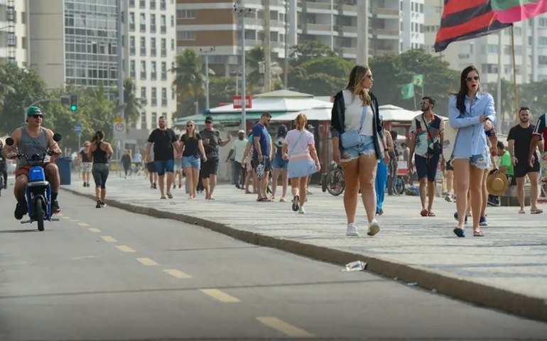 Trecho do calçadão do Leme segue às escuras após apagão, mesmo com fim da falta de luz