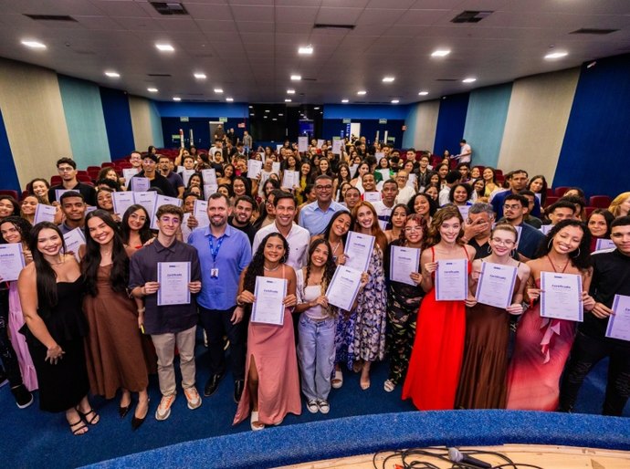 Prefeito Rodrigo Cunha prestigia formatura do Programa Prepara Jovem