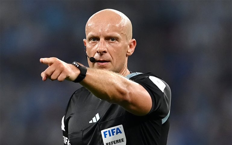 Árbitro da final da Copa rebate crítica de jornal francês por invasão de campo