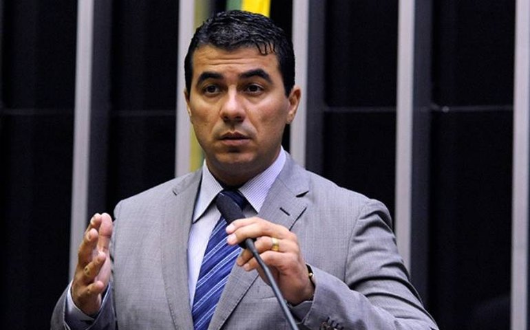 Deputado: Bolsonaro foi avisado de compra suspeita