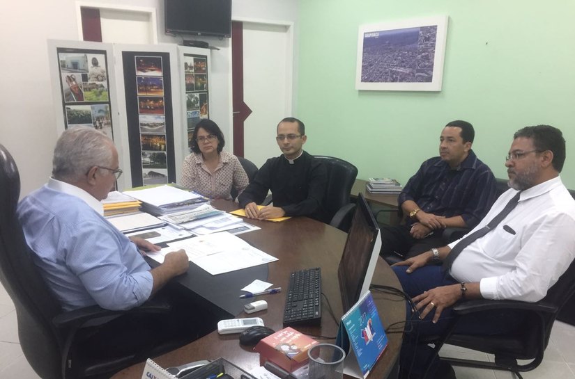 Prefeito Rogério Teófilo participa de reunião sobre II Congresso Teológico