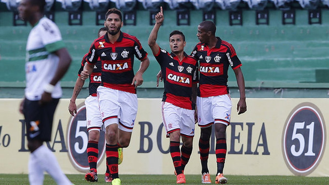 Flamengo derrota Coritiba e sai do sufoco