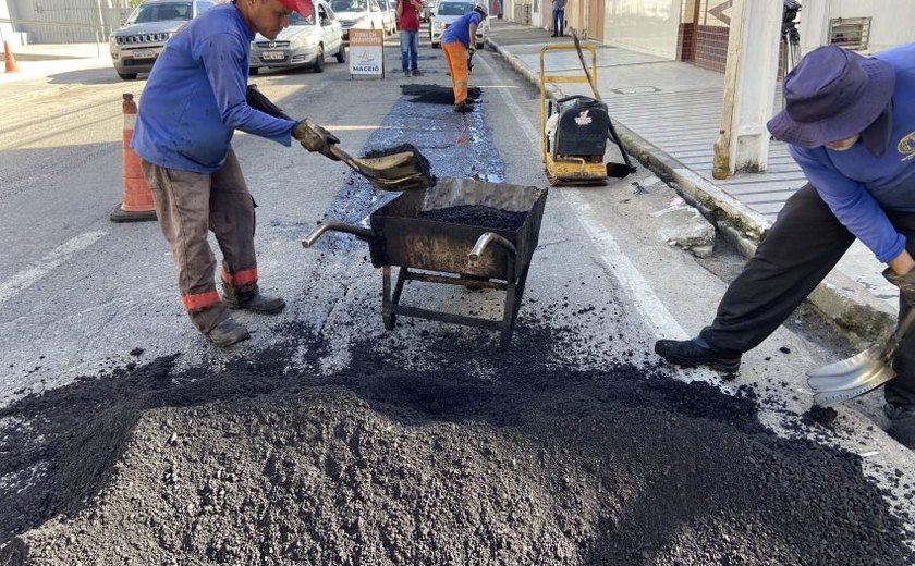 Infraestrutura aplica 170 toneladas de asfalto em 50 ruas de Maceió