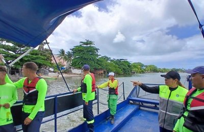 Colaboradores do Ecoleta conhecem o trabalho dos Ecoboats no Vergel do Lago