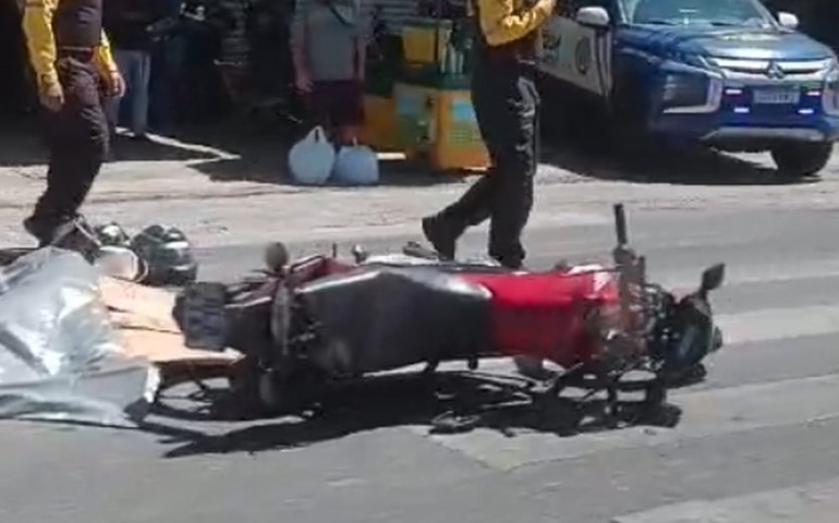 Duas pessoas morrem em acidente entre moto e caminhão em Maceió