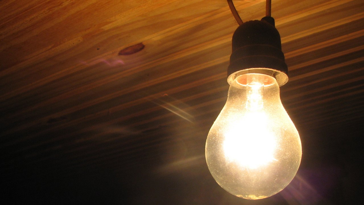 Cobrança extra na conta de luz continua em agosto, diz Aneel