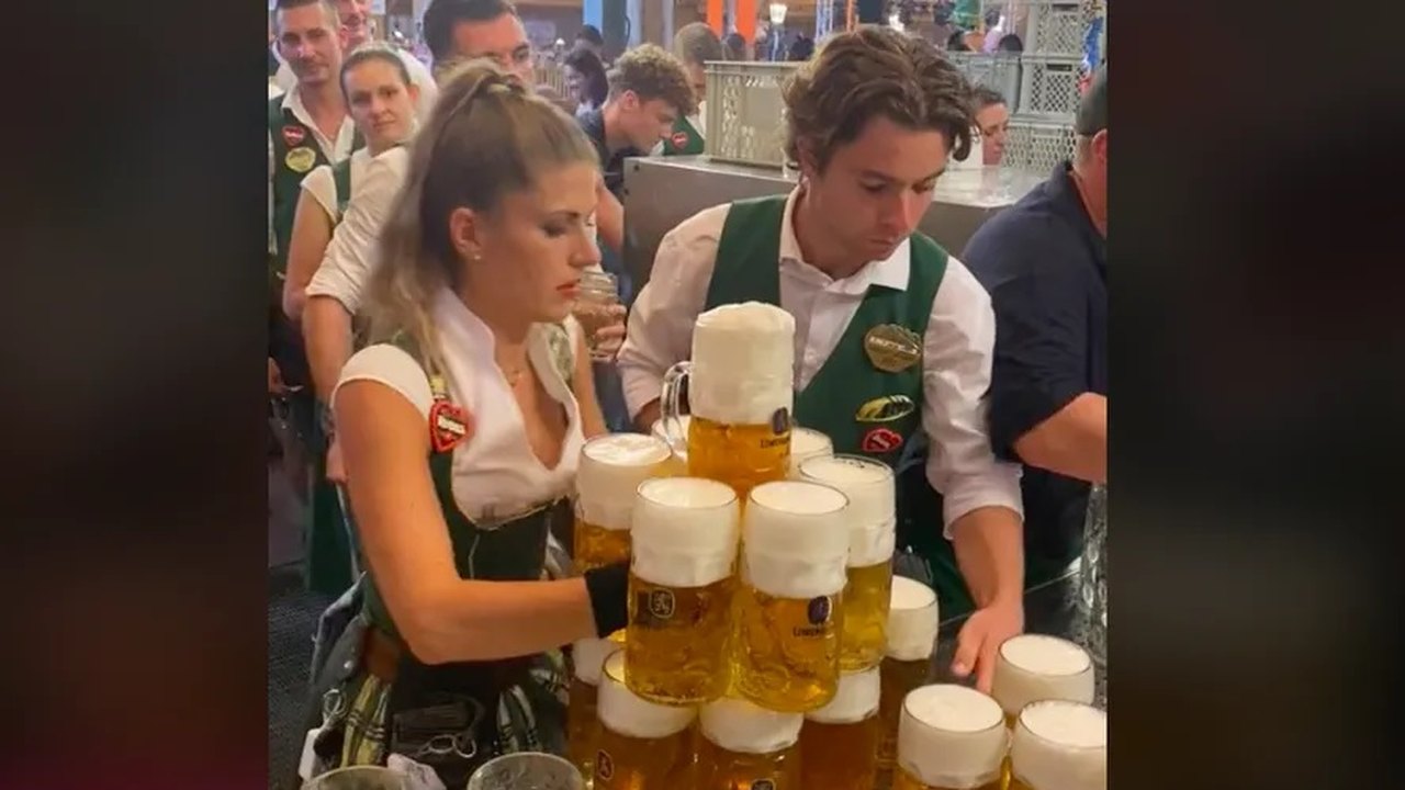 Garçonete viraliza ao empilhar e servir 13 litros de cerveja ao mesmo tempo na Oktoberfest, em Munique; vídeo
