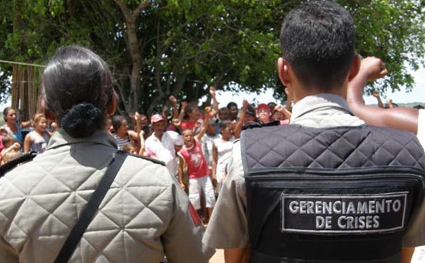 Policiais recebem instrução de nivelamento em gerenciamento de crises