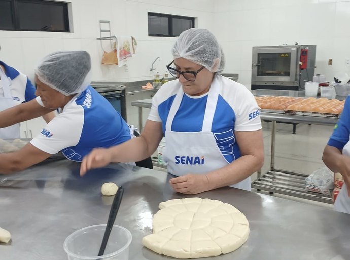 Curso de Confeiteiro do SENAI Benedito Bentes combina vocação empreendedora e demanda crescente do mercado em Alagoas
