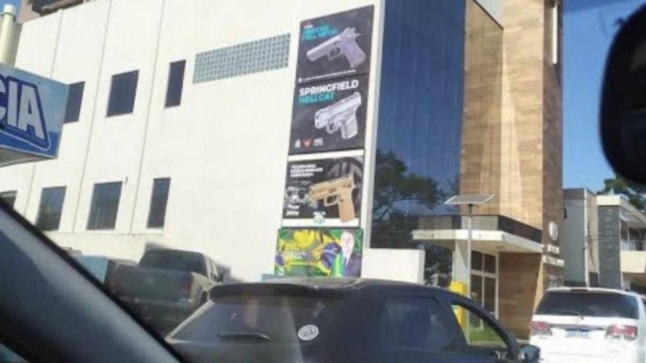 Muro de igreja exibe propaganda ilegal de armas e de Bolsonaro