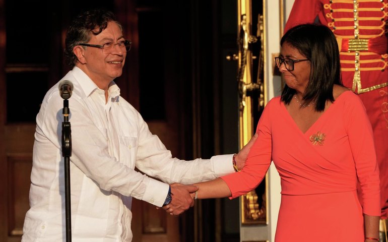 Petro faz primeira visita à Venezuela após sequestro de Maduro e firma acordos contra narcotráfico