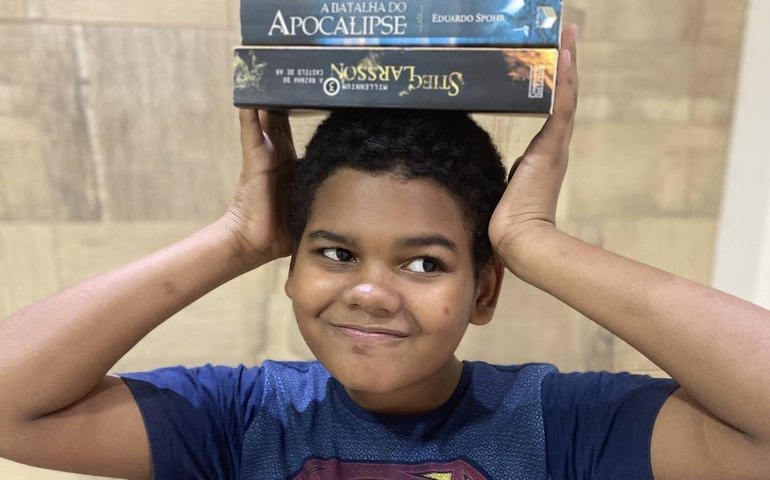 Menino de 12 anos vítima de racismo no Instagram ganha livros da ABL