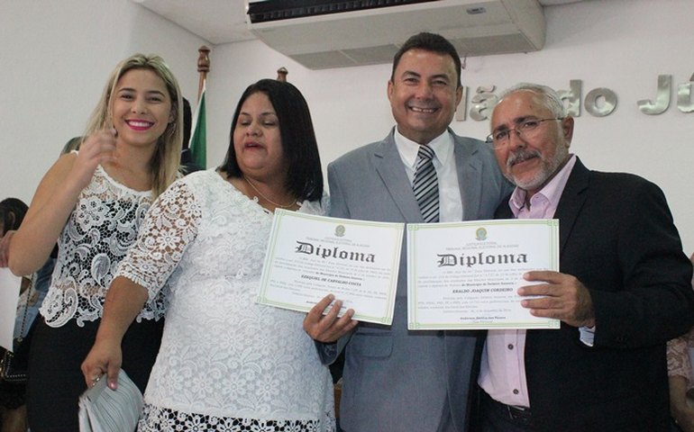 Prefeito, vice, vereadores e suplentes em Delmiro são diplomados