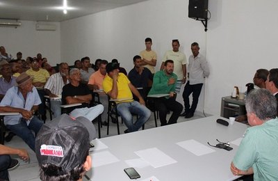 Prefeito de Coruripe reúne Marchantes e Fateiras para buscar solução para abate emergencial de animais