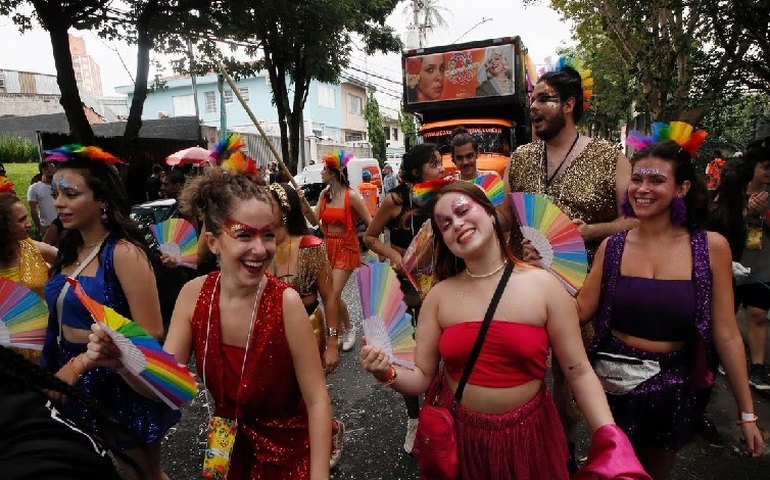 Moradores reclamam que não foram avisados sobre passagem de blocos em SP