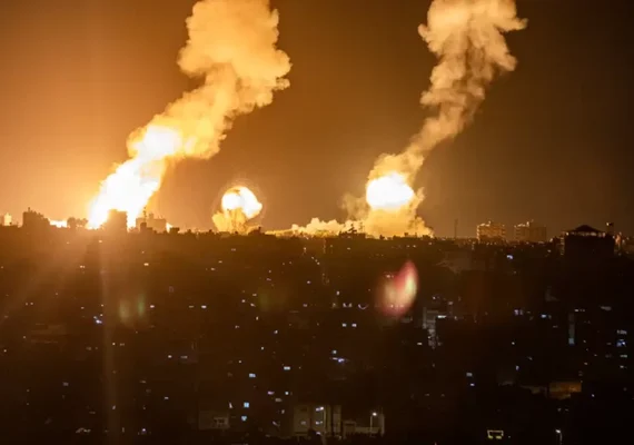 Israel ataca alvos na Síria em meio a tensões durante celebrações religiosas em Jerusalém