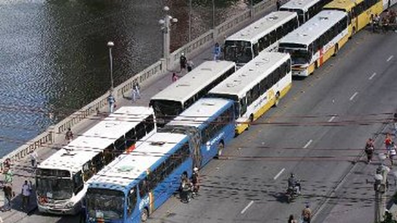 Greve de ônibus continua nesta terça-feira em Pernambuco
