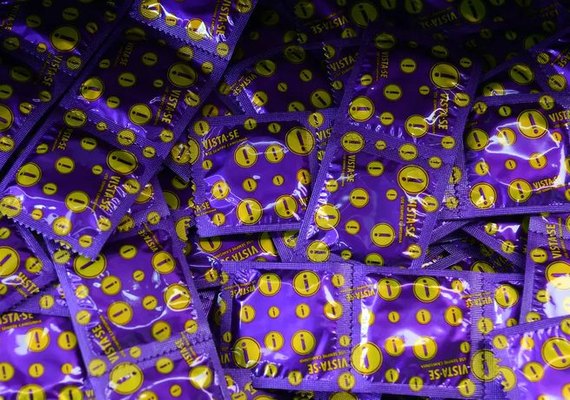 Camisinhas texturizadas e finas passam a ser oferecidas de forma gratuita pelo SUS