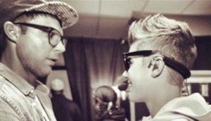 Justin Bieber conversando com o pastor Judah Smith da Hiilsong. (Intagram)