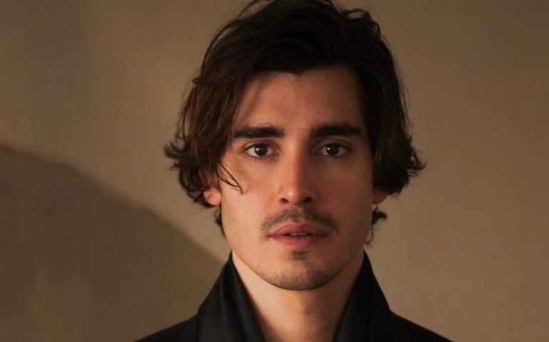 Ator brasileiro Henrique Zaga está em 'Queer', filme com Daniel Craig ovacionado em Veneza