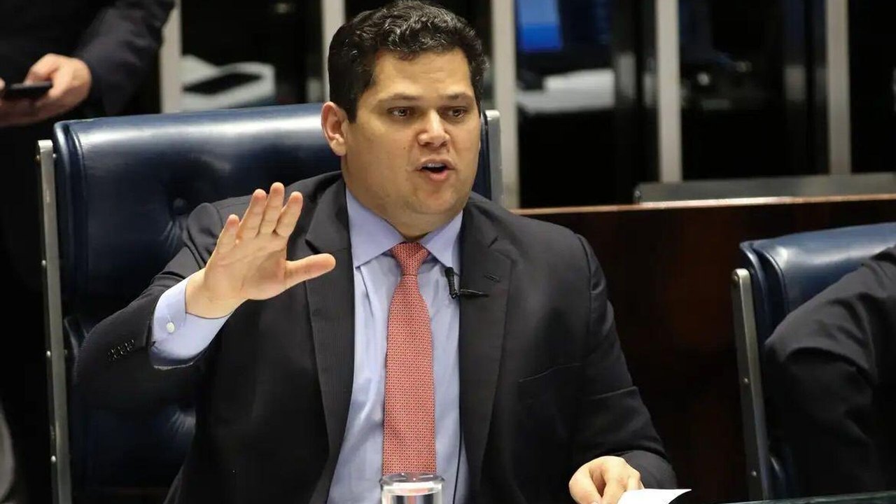 Alcolumbre manda recado para bolsonaristas: 'Nem com 81 assinaturas' impeachment será pautado