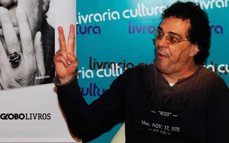Casagrande chora morte de Maradona e relembra luta contra dependência química