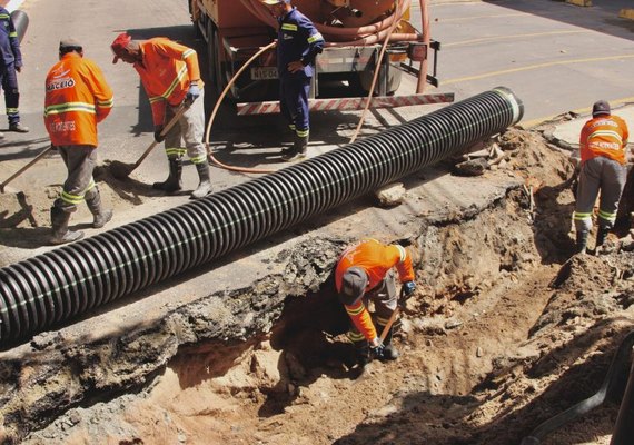 Tubulação em rede de drenagem totalmente obstruída é trocada na Jatiúca