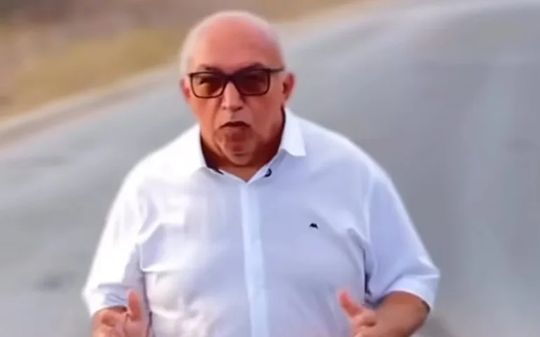 Sob os pés, a denúncia: ex-prefeito expõe asfalto que colocou Ouro Branco na mira da PF e que envolve Arthur Lira; vídeo