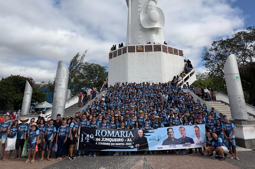 Deputado Fernando Pereira reforça tradição da Romaria de Junqueiro ao Juazeiro, na subida ao Horto do Pe. Cícero, com milhares de romeiros