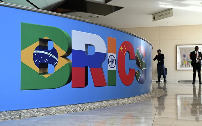 Tarifas dos EUA saem pela culatra? BRICS aprofundam laços e oferecem novas alternativas comerciais, diz professora