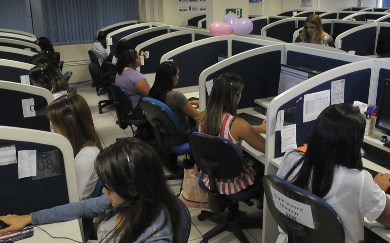Empresa de call center oferece 870 vagas de emprego para atendentes em Rio, São Paulo e Minas Gerais