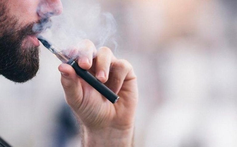 Vapes coloridos e com sabor: OMS afirma que indústria tabagista está focada em atrair os jovens