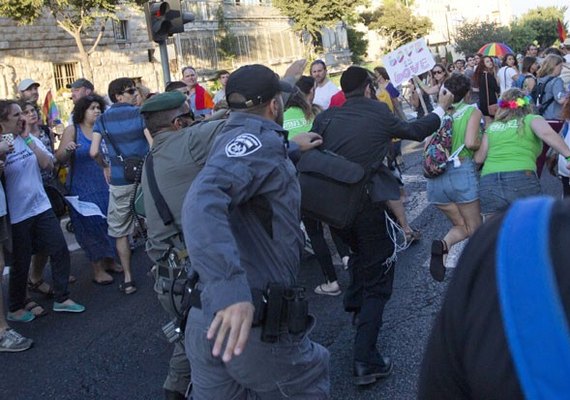 Homem esfaqueia participantes de Parada Gay em Jerusalém