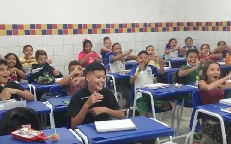 Professora de escola municipal usa paródias de músicas da internet como método em sala de aula