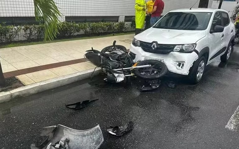 Motociclista morre em choque com carro em cruzamento na Ponta Verde, em Maceió