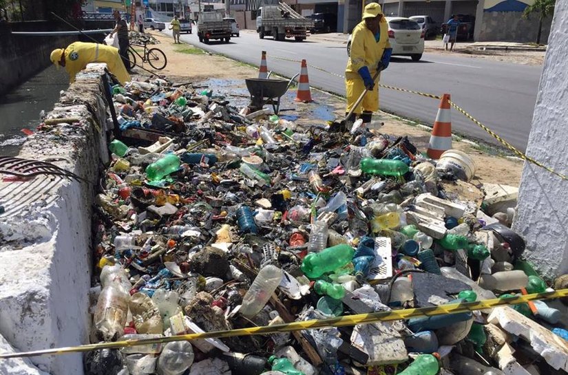 Slum retira toneladas de lixo em canal de Mangabeiras