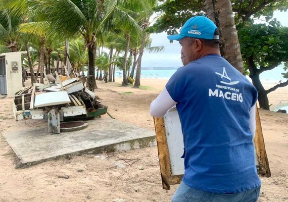 Operação recolhe jangadas abandonadas e 80 toneladas de entulhos na orla