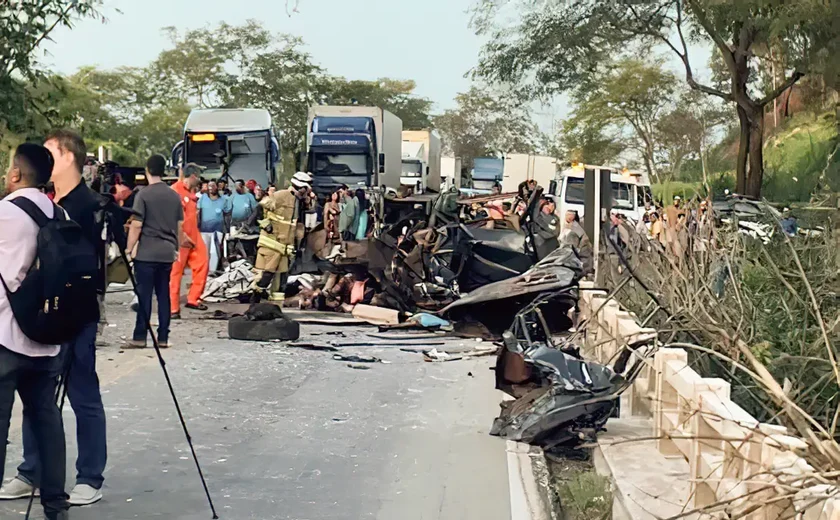 Acidente entre ônibus e caminhonete deixou ao menos 8 mortos em Minas