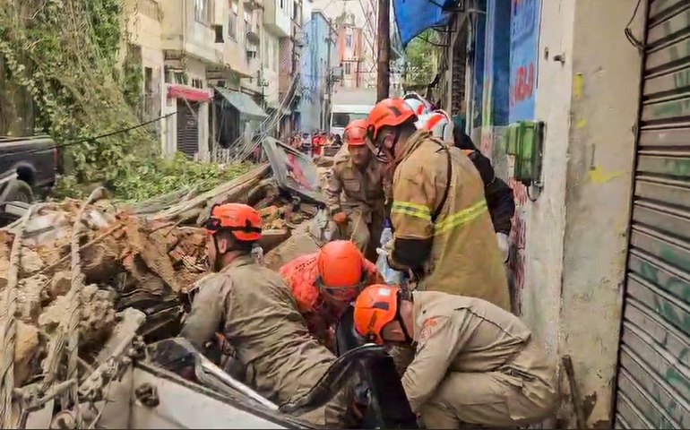 Prefeitura do Rio de Janeiro retoma demolição de casarão que ruiu